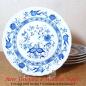 Preview: weiße Frühstücksteller / kleine Teller aus Porzellan mit blauem Zwiebelmuster und Reliefdekor am Rand (Schirnding Bavaria)