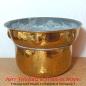 Preview: Schwerer alter Vintage Übertopf für Blumentopf aus goldfarbenem Messing innen verzinkt mit Hammerschlag Dekor und runden Auswölbungen