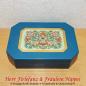 Mobile Preview: Blaue Vintage Keksdose, Bonbondose oder Brotdose mit buntem osteuropäischem Trachten Motiv aus Kunststoff im Vintage Stil