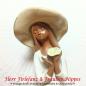 Preview: SCHIRMER Porzellanfigur Mädchen mit großem Hut (25cm)