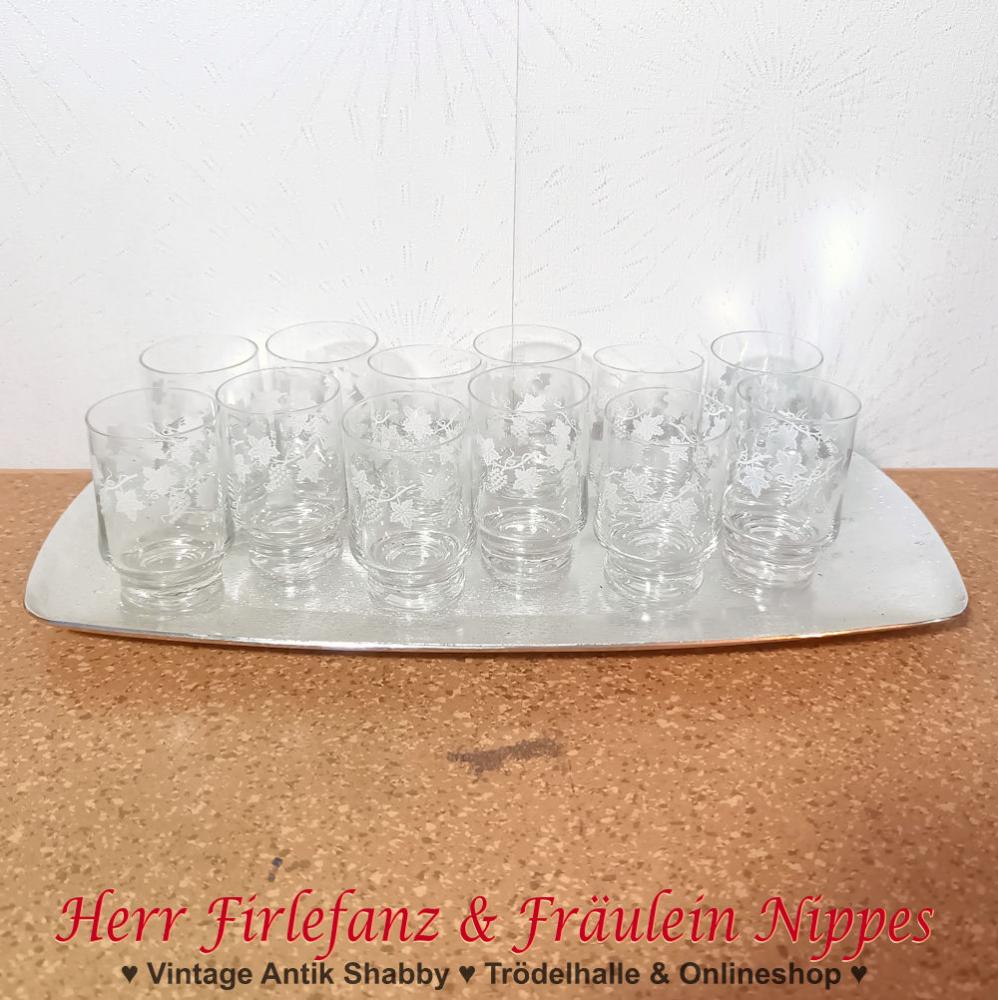 12 Vintage Schnapsgläser mit weißem Wein  Blatt Dekor mit silberfarbenem Tablett aus Metall aus den 70er Jahren der DDR