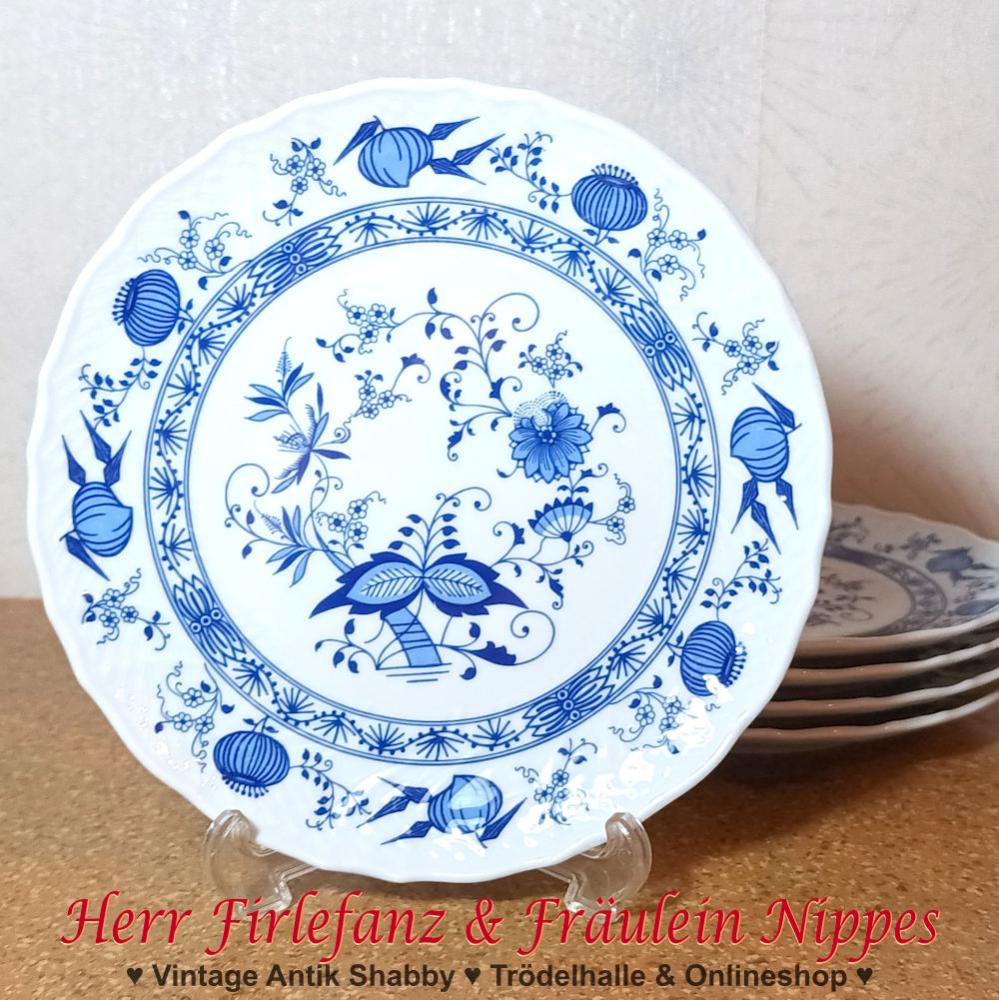 weiße Frühstücksteller / kleine Teller aus Porzellan mit blauem Zwiebelmuster und Reliefdekor am Rand (Schirnding Bavaria)