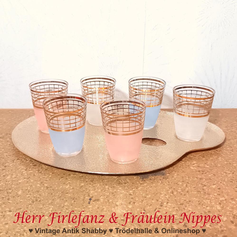 6 alte Vintage Midcentury Schnapsgläser in rosa, weiß und hellblau mit Golddekor und Tablett aus goldfarben eloxiertem Aluminium aus den 50er Jahren der DDR