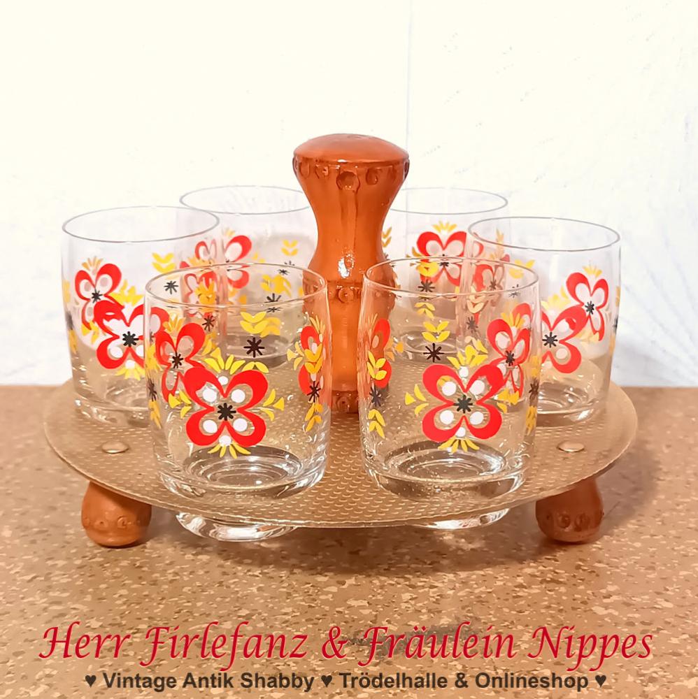 6 alte Vintage Midcentury Schnapsgläser mit Retro Dekor in gelb, rot,weiß und schwarz und Halterung aus Holz und Alu aus den 50er Jahren der DDR