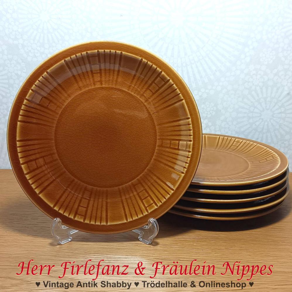 6 braune kleine Teller / Frühstücksteller / Kuchenteller aus Keramik mit Linien Relief Dekor aus den 50er / 60er Jahren der DDR (Colditz)