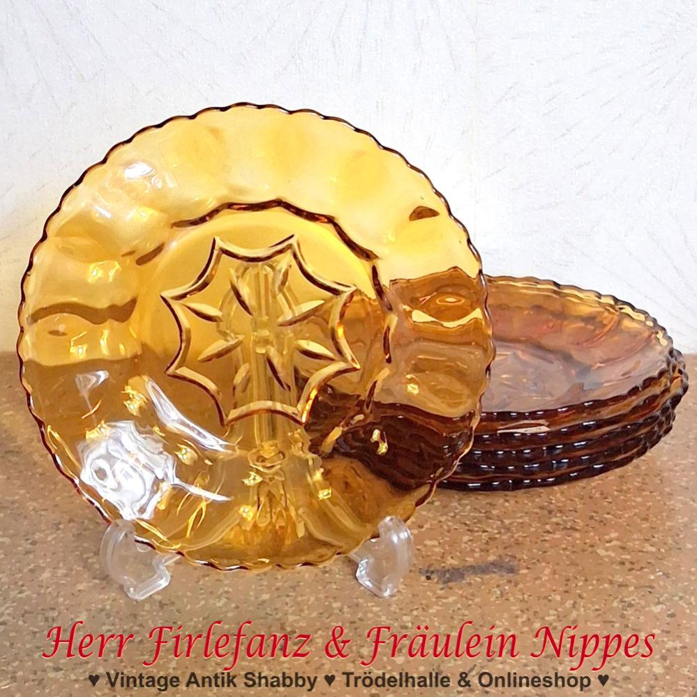 6 kleine runde Vintage Teller für Kuchen und Dessert aus gelbem Glas mit Stern in der Mitte und gewelltem Rand