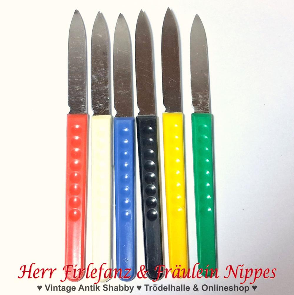 6tlg. Vintage Obstmesser Set mit farbigen Griffen aus Kunststoff und 8 eingeprägten Punkten  Kreisen am Griff  (DDR)