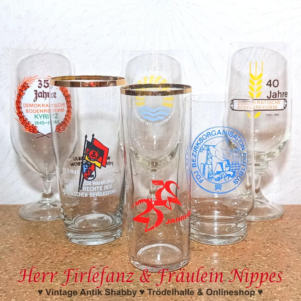 Alte Vintage Bier- und Limogläser mit verschiedenen Aufdrucken FDJ, NVA, politische Einrichtungen, staatliche Jahrestage