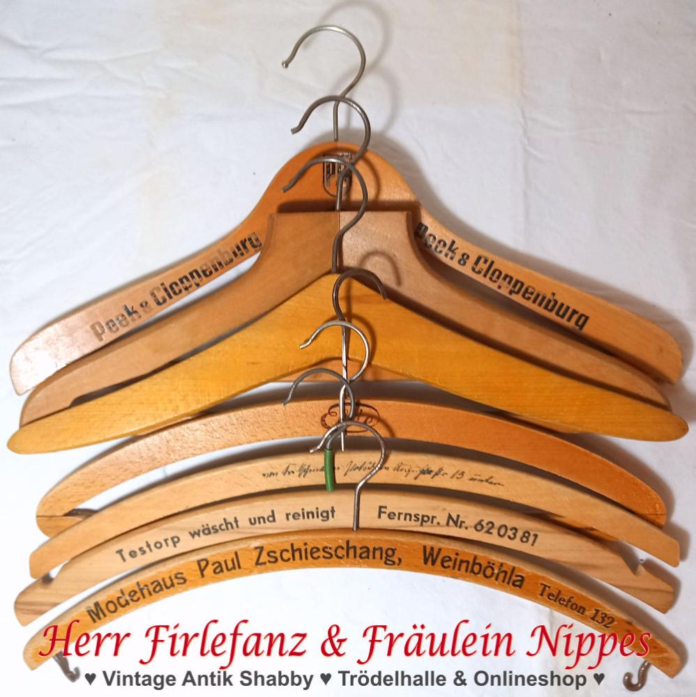 Alte Vintage Midcentury Bügel / Kleiderbügel aus Holz mit Werbeaufdrucken (Modehaus, Testorp, Elite, Peek & Cloppenburg)