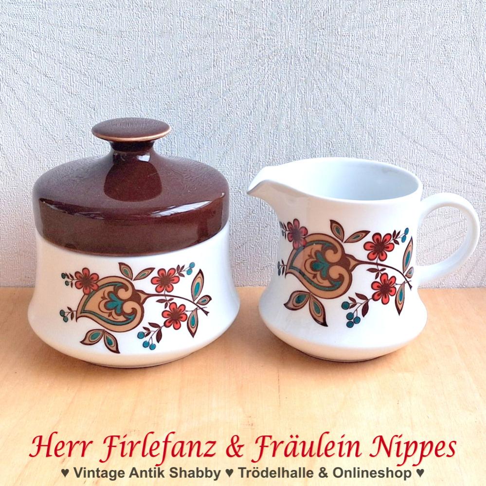 Alte Vintage Zuckerdose und Milchkännchen aus weißem Porzellan mit großflächigem Retro Dekor aus stilisierten Blüten und Blättern in rot, petrol, beige und braun (Schumann Arzberg)