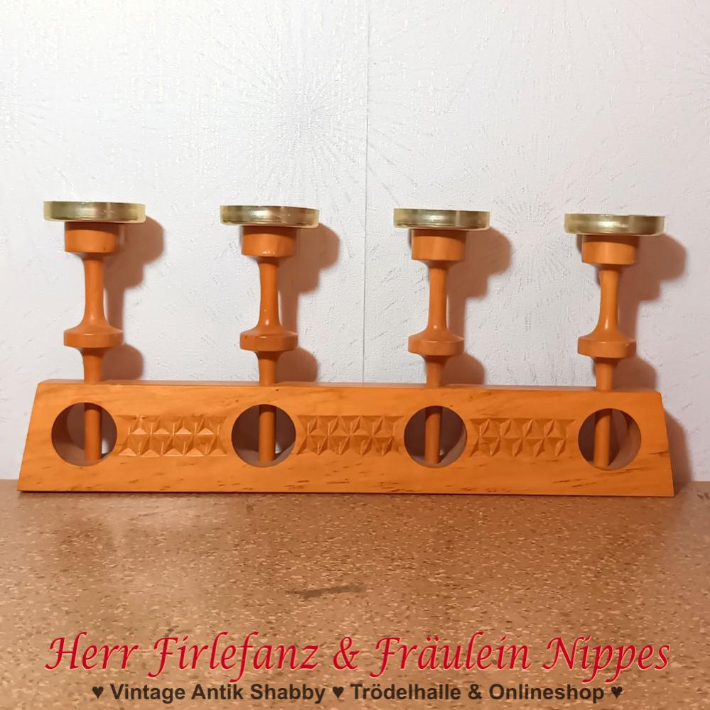 Alter 4 flammiger Vintage Kerzenständer für Advent aus hellem Holz, matt lackiert und seitlichen Verzierungen aus den 50er  60er Jahren der DDR