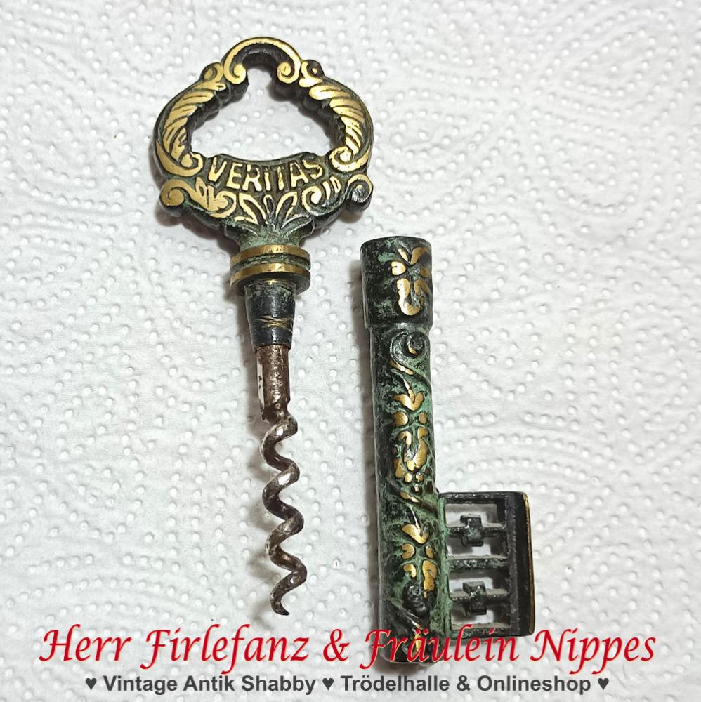 Alter Vintage Korkenzieher in Form eines Schlüssels aus Messing mit Verzierungen im Antik Stil und in vino veritas Inschrift