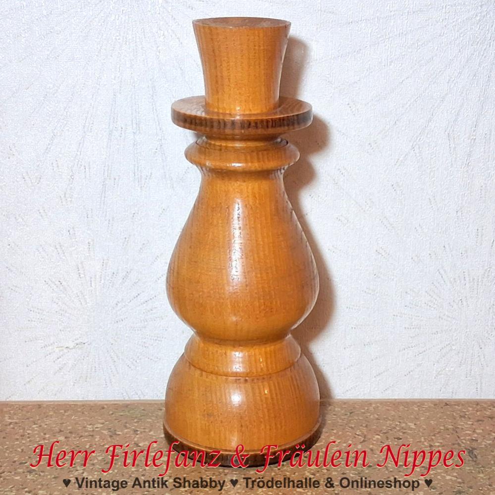 Alter schlichter gedrechselter Vintage Kerzenständer aus hellem Holz und leicht glänzend lackiert für Stabkerzen aus DDR Zeiten (20,5cm)