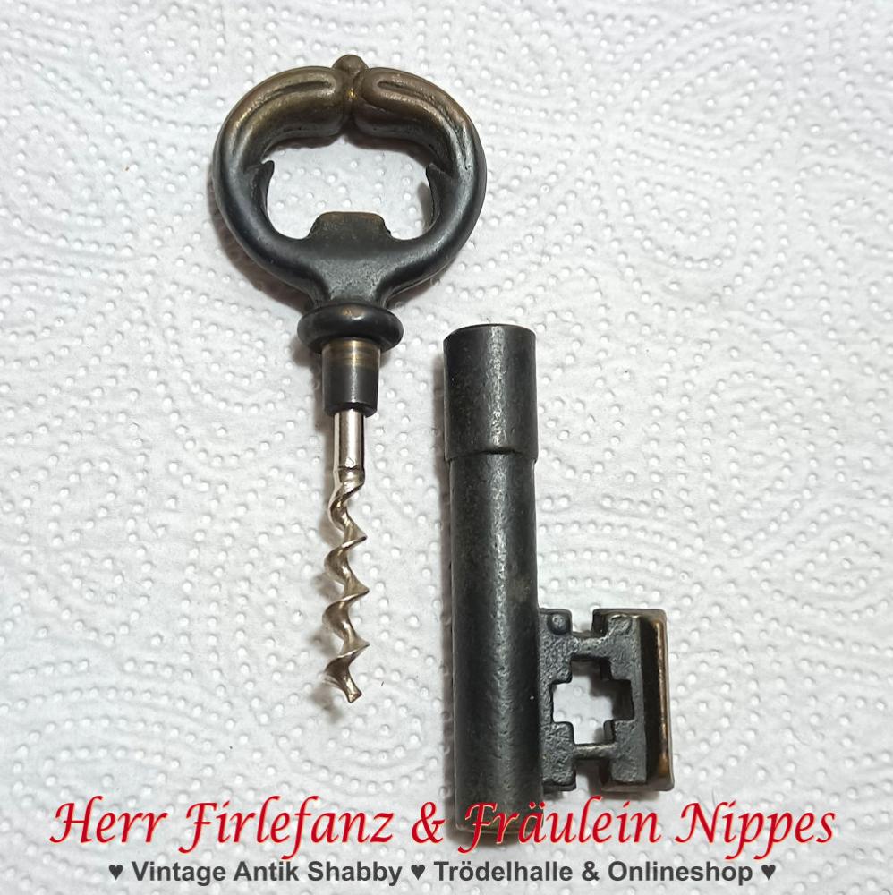 Alter schwerer und schlichter Vintage Korkenzieher in Form eines Schlüssels aus geschwärztem Messing