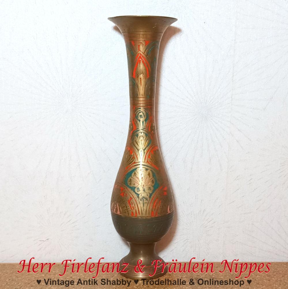 Balusterförmige Vasen aus Messing mit Emaille in pertol und rot in den ziselierten Verzierungen (Handmade in India, CHINAR 117051)