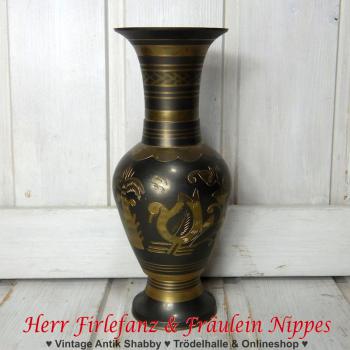 Alte bauchige Vase / Amphorenvase aus geschwärztem Messing mit ziseliertem Motiv aus Ente, Palme und Blume (19cm)