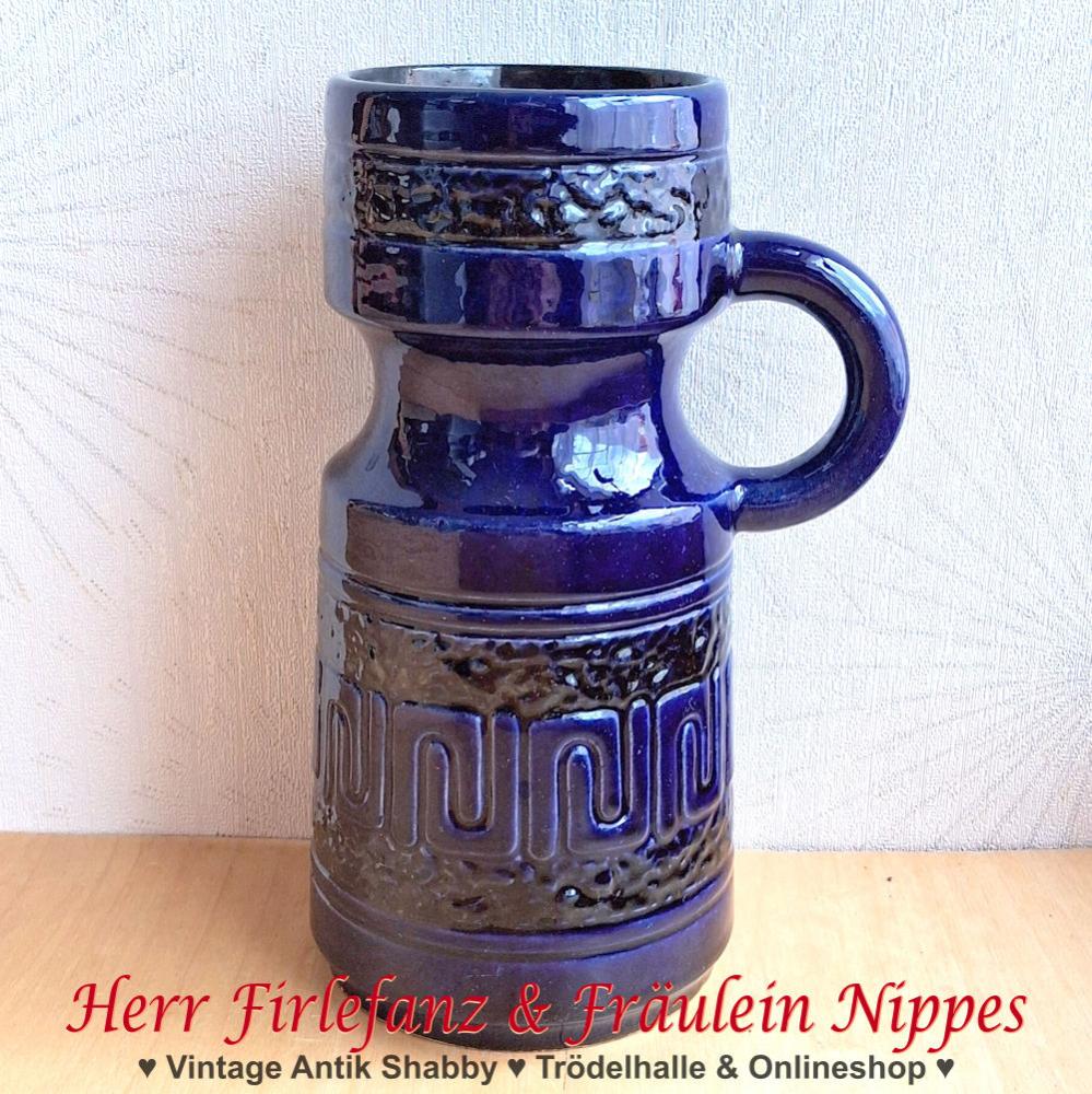 Dunkelblaue Vintage Vase bzw. Henkelvase aus Keramik mit Relief Dekor aus der DDR der 70er Jahre (Bodenmarke 221-18)