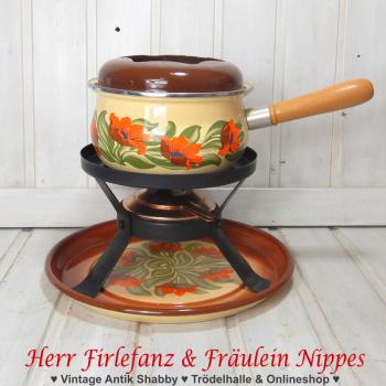 Emailliertes Vintage Fondue Set inkl. Fonduetopf, großem Teller, Stövchen und Behälter für Brennpaste aus DDR Zeiten