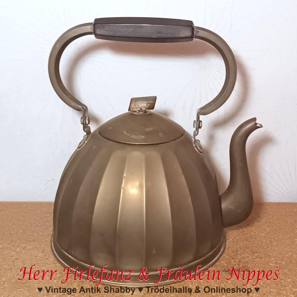 Goldfarbener alter Vintage Wasserkessel aus Metall insbesondere Messing mit Boden aus Kupfer mit Griff aus schwarzem Bakelit