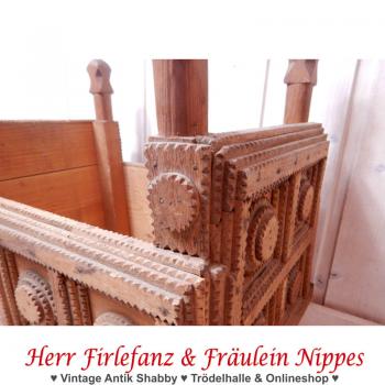 Aufwendig verzierte Kiste / Jardinière / Puppenbett aus Holz