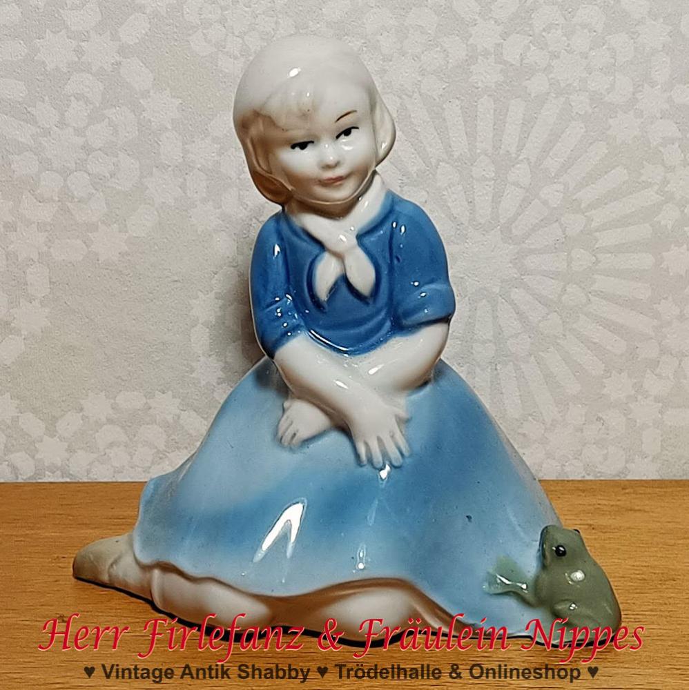 Kleine Vintage Figur aus Porzellan "Sitzendes Mädchen mit Frosch" aus den 50er / 60er Jahren (1877 Wagner & Apel Lippelsdorf DDR)