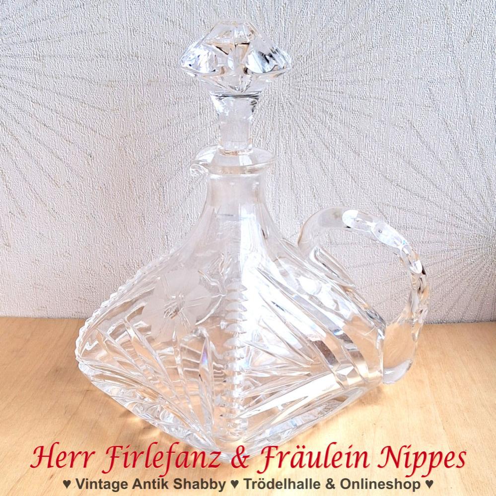 Kleine alte Vintage Karaffe aus Bleikristall mit Blumen Dekorschliff und viereckigem Grundriss mit Henkel und Glaskorken