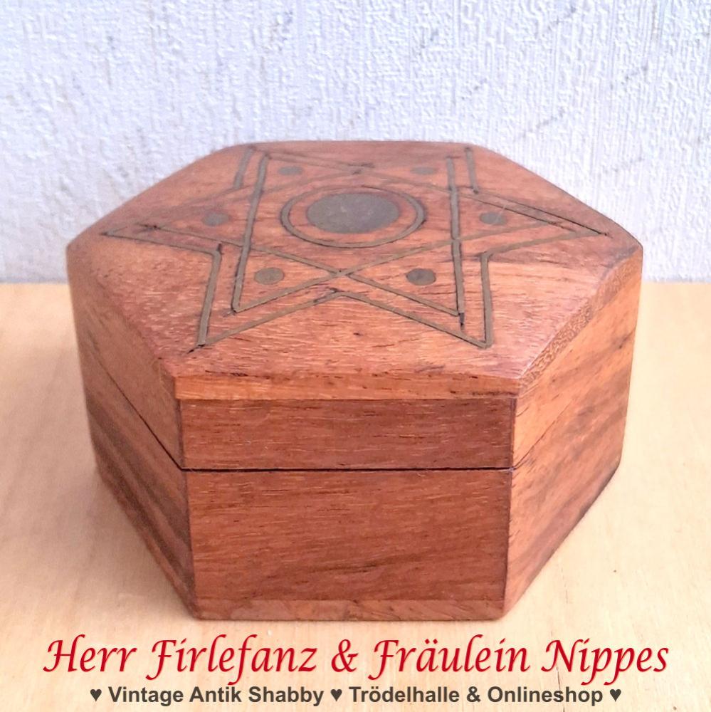 Kleine alte sechseckige Vintage Dose für Schmuck aus Teak Holz mit Messingeinlagen in Form eines Sterns und Punkten