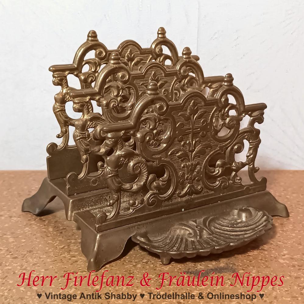 Opulenter goldfarbener Briefständer aus Messing für A5 und A6 Briefe mit vielen Verzierungen im Antik Barock Stil