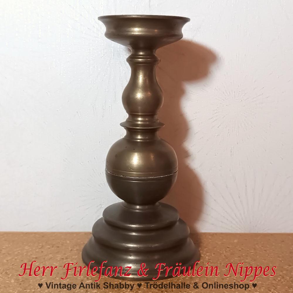 Schlichter, großer, alter und schwerer Kerzenständer für Stumpenkerzen und Kugelkerzen aus Messing (24cm)