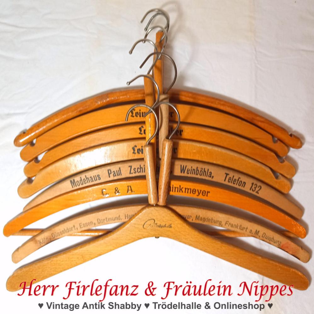 Sehr alte Vintage Bügel / Kleiderbügel für Mäntel aus Holz teilweise mit Werbeaufdrucken (C&A, Modehaus Zschieschang, Leineweber)