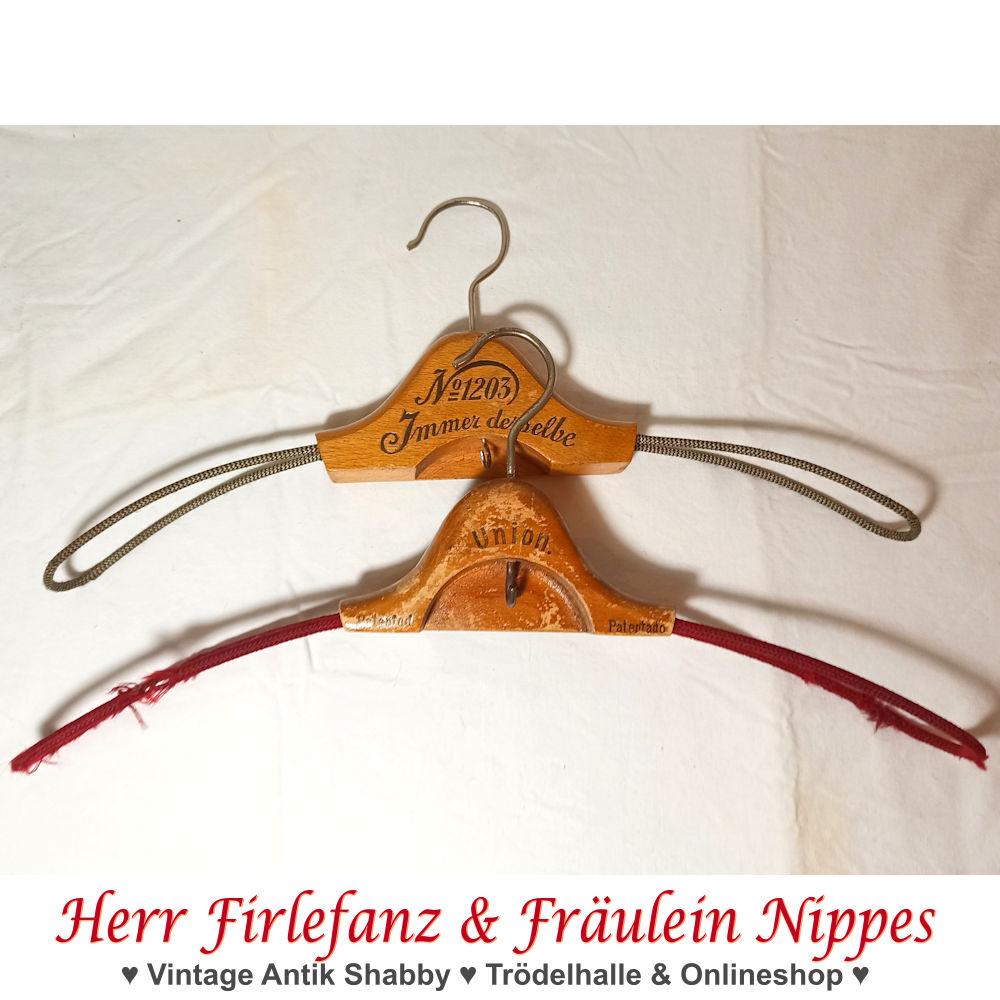 Sehr alte antike Bügel  Kleiderbügel aus Holz mit Stoff ummantelten Metallbügeln (Union Patented, No.1203 Immer derselbe)