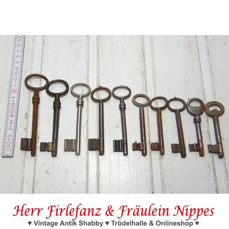 Verschiedene alte und große Antik oder Vintage Schlüssel / Türschlüssel aus Eisen oder Aluminium im Konvolut