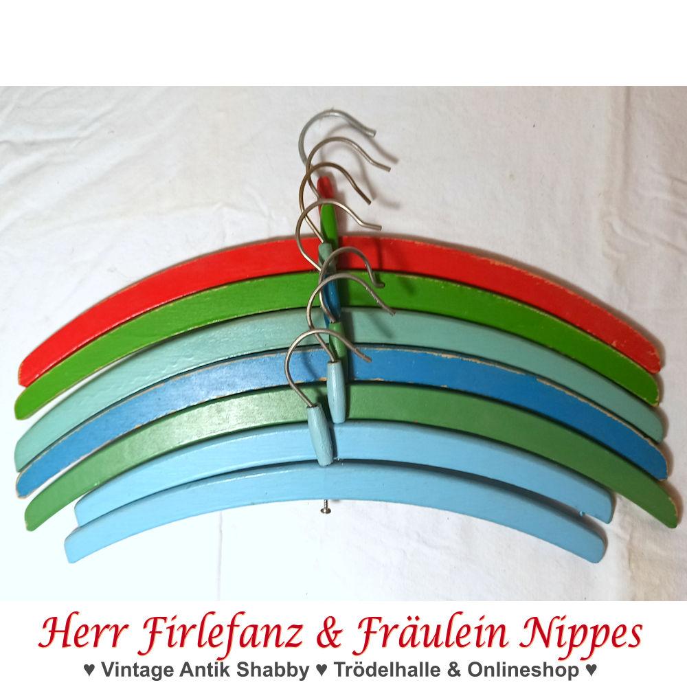 Vintage Midcentury Bügel  Kleiderbügel für Kinder aus Holz aus DDR Zeiten in hellblau, blau, grün und rot lackiert