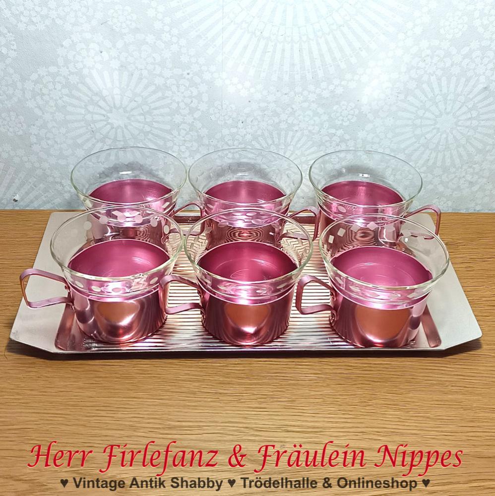Vintage Teegläser / Teetassen aus Glas mit Napf aus pink / rosa eloxiertem Aluminium und lachsfarbenem Tablett aus den 50er Jahren