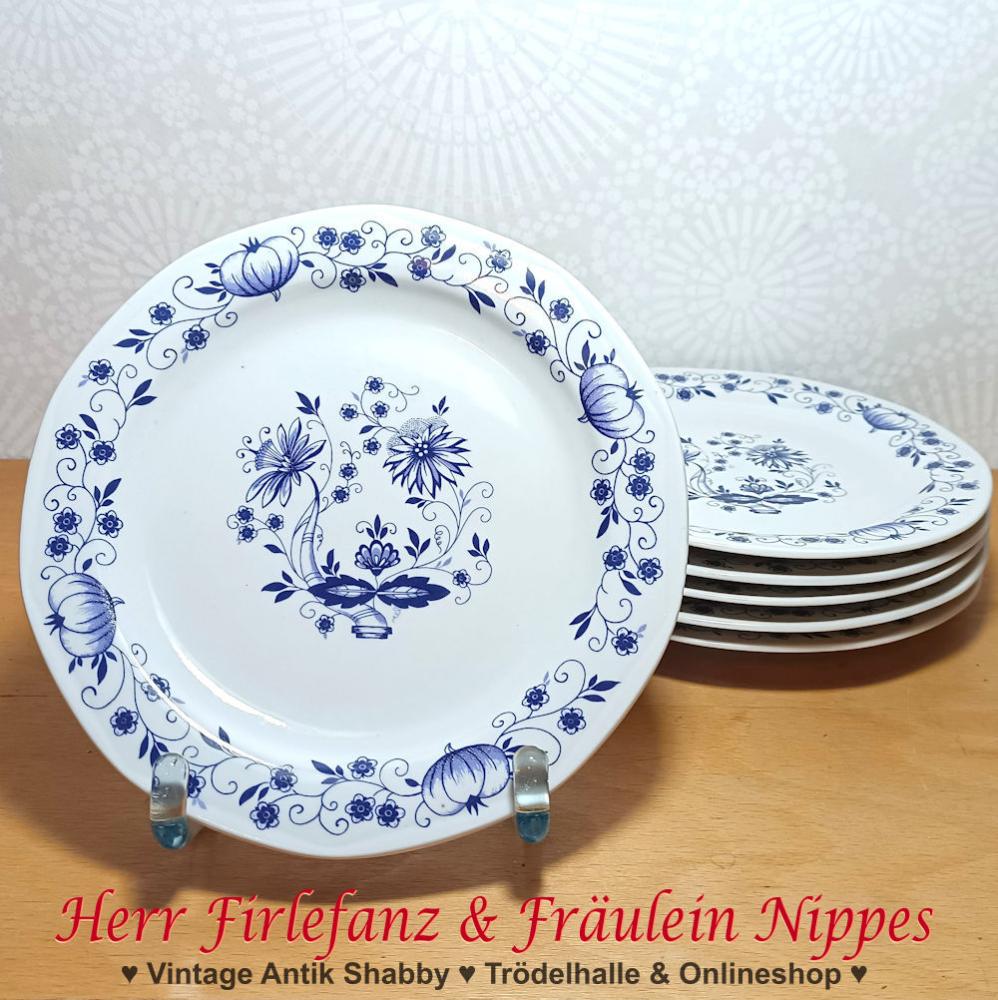 Vintage Teller bzw. Frühstücksteller aus weißem Porzellan mit blauem Zwiebelmuster, Reliefdekor und 10eckiger Form (Fena, Jugoslawien)