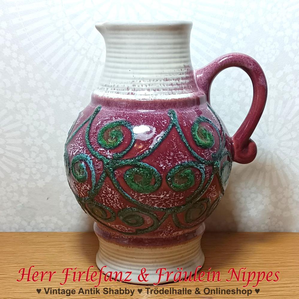 Weinrot / cremefarbener Vintage Lava Krug aus Keramik mit grünem Dekor aus den 50er / 60er Jahren (9003, Strehla, DDR)