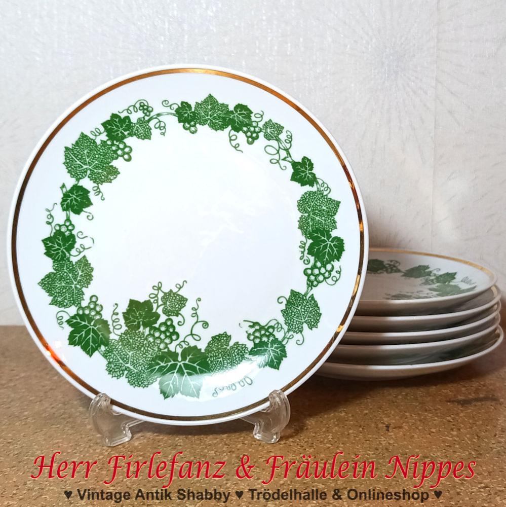 Weiße Frühstücksteller  kleine Teller aus Porzellan mit grünen Weinranken und Weintrauben als Deko und mit Goldrand (Kahla, DDR)