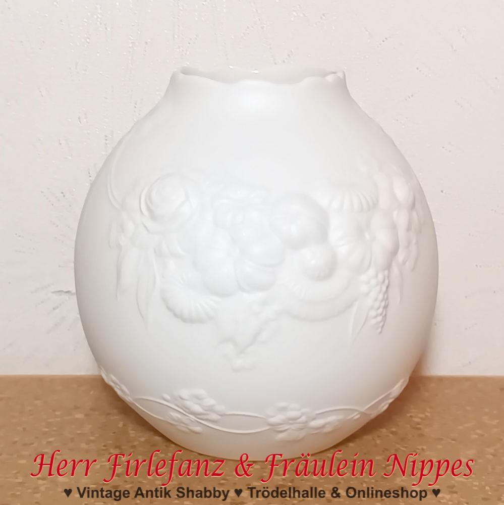 Weiße Vase aus Biskuitporzellan  unglasiertem Porzellan mit Blumen, Rosen und Girlanden Reliefdekor von AK Kaiser (M. Frey 1347)