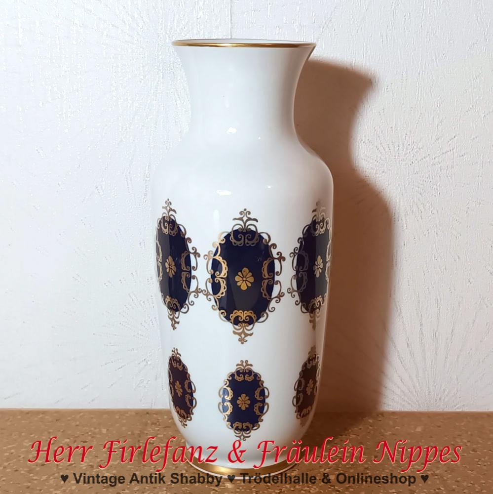 Weiße Vintage Vase aus Porzellan mit Kartuschen in kobaltblau und gold und einem Goldrand (VEB Aelteste Volkstedter Porzellanfabrik, DDR)