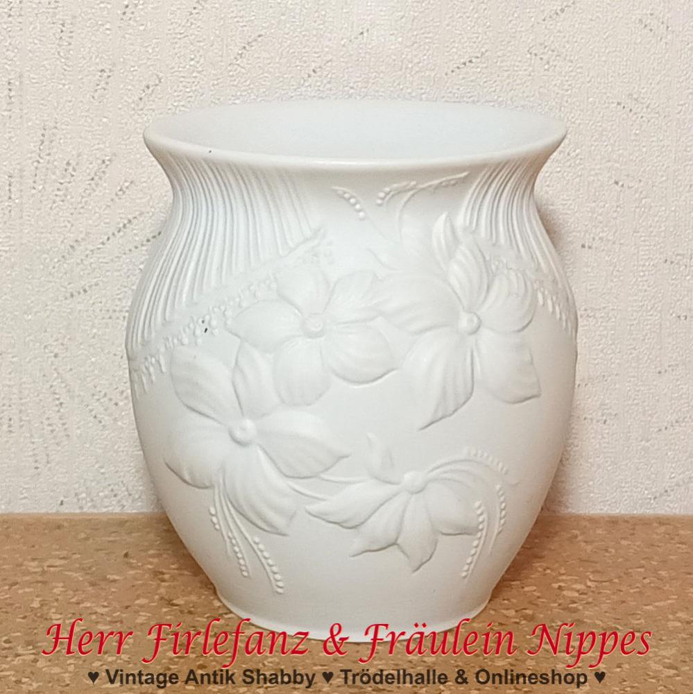 Weißer Kerzenständer aus Biskuitporzellan  unglasiertem Porzellan mit Blumen (Hibiskus) als Relief von AK Kaiser (M. Frey 0766)