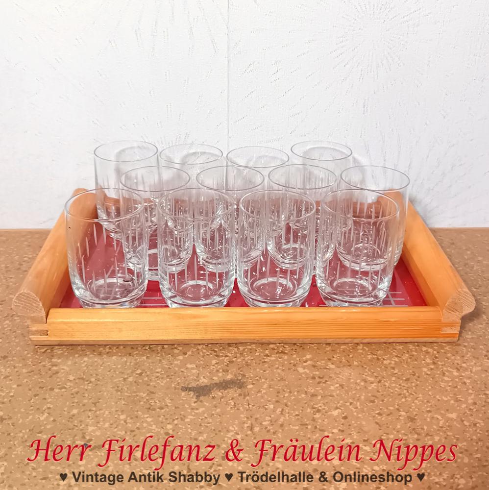 12 Midcentury Vintage Schnapsgläser mit Rillen Dekorschliff inkl. rotem Tablett aus Holz aus den 50er  60er Jahren der DDR