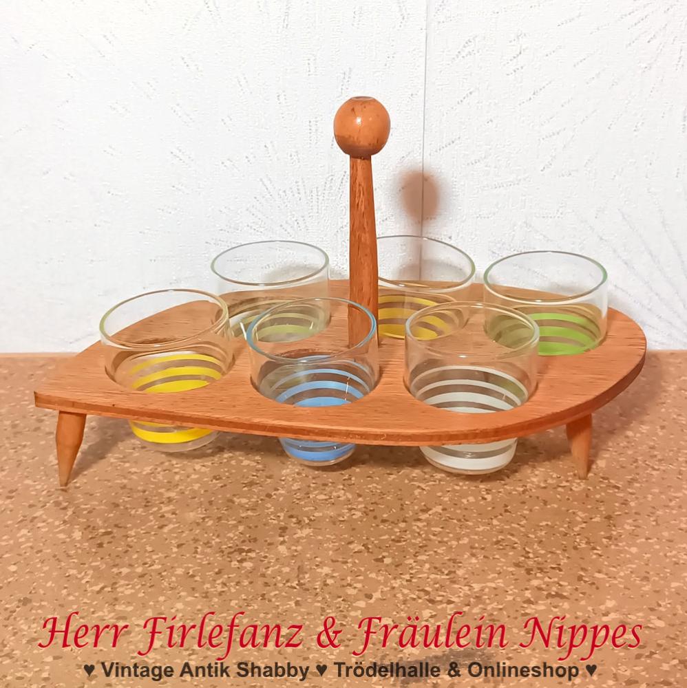 6 alte Vintage Midcentury Schnapsgläser mit farbigen Ringen in hellgelb, hellgrün, hellblau und weiß und Halterung aus Holz aus den 50er Jahren der DDR
