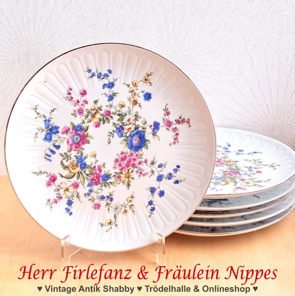 6 hübsche alte Vintage Frühstücksteller aus weißem Porzellan mit großflächigem Blumendekor in pink und blau, Reliefdekor und Goldrand (Graf von Henneberg, DDR)