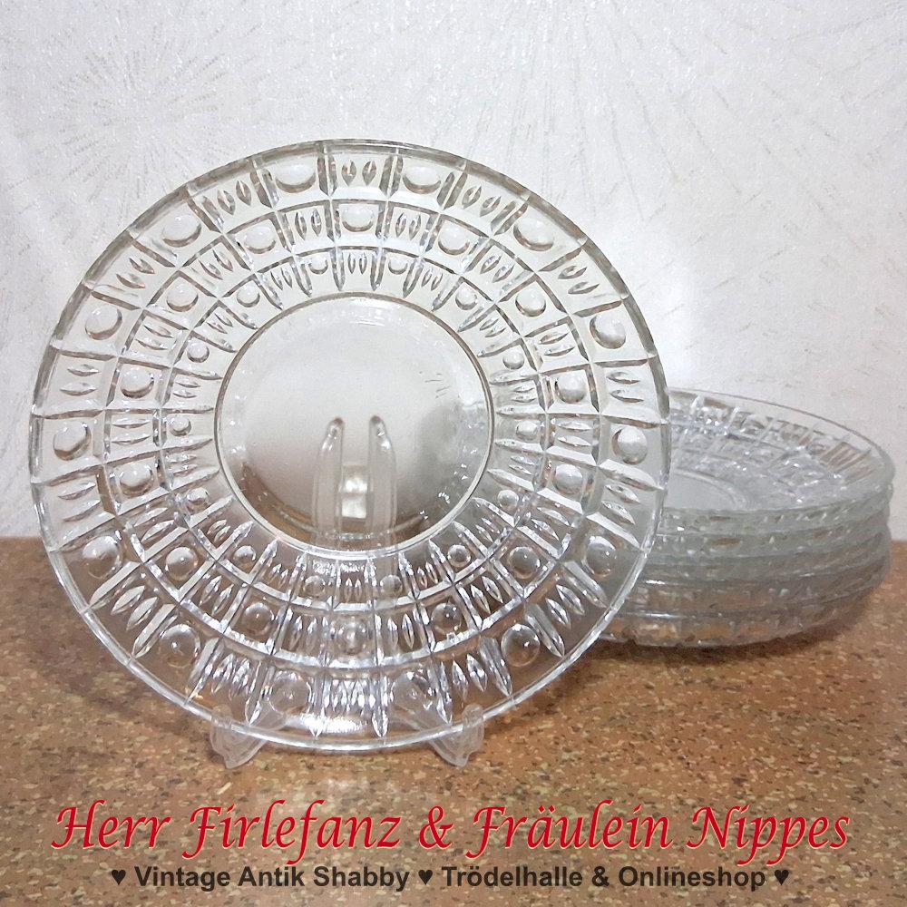 6 kleine runde Vintage Desserteller aus Glas aus den 70er / 80er Jahren der DDR mit Dekor aus Kreisen und parallelen Kerben