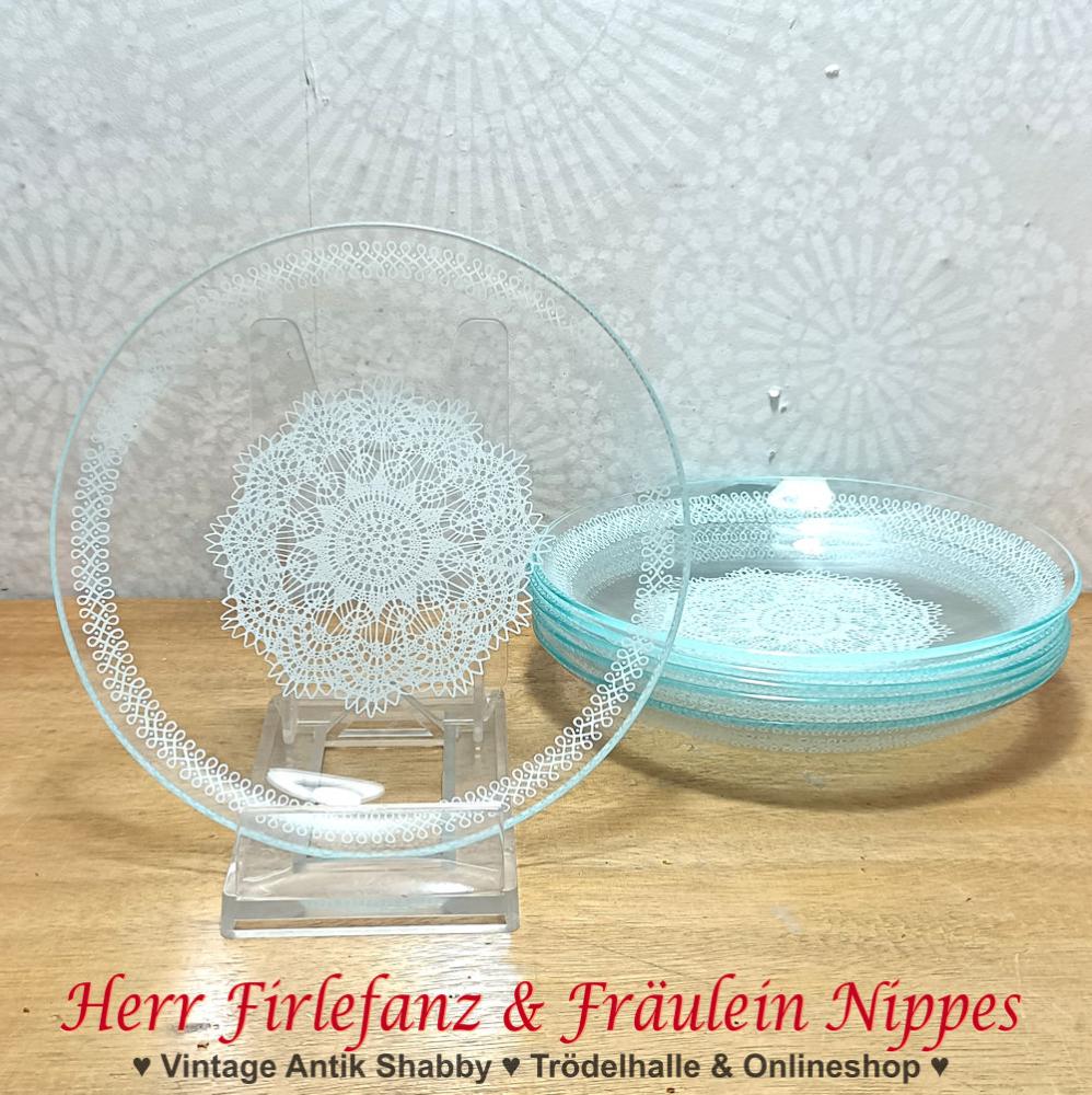 6 runde Vintage Glasteller mit weißem Spitzen Dekor für Kuchen, Eis und Desser aus den 70er Jahren der DDR (Ø 16cm)