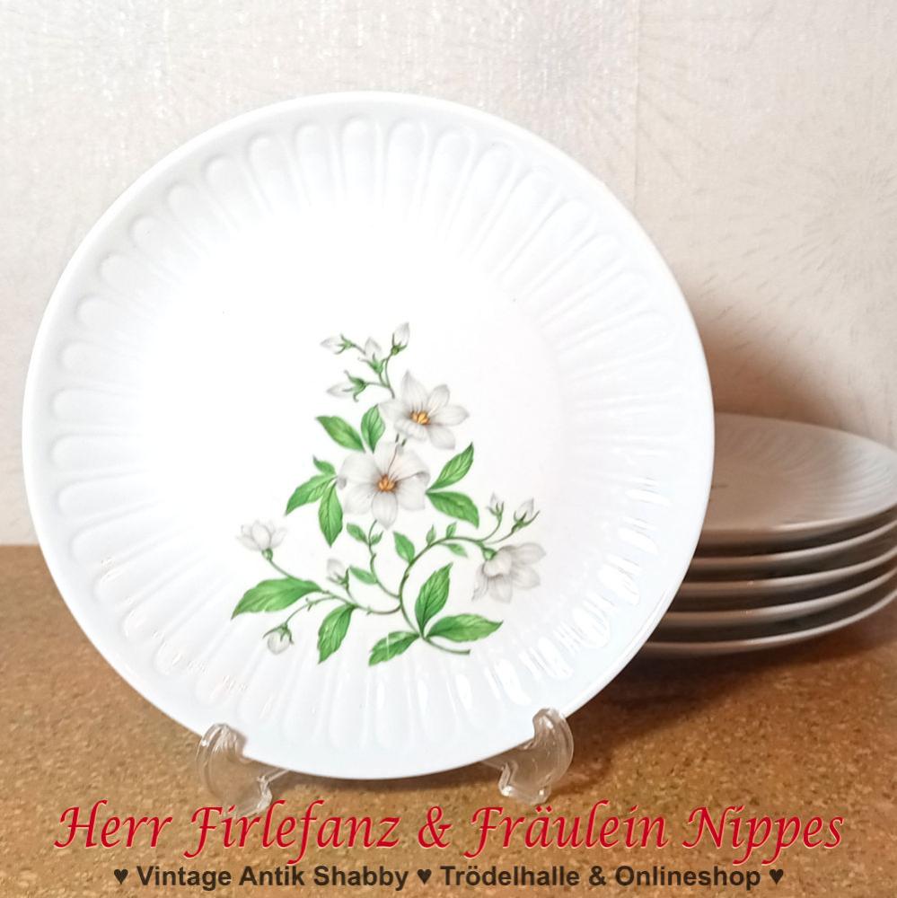 6 weiße Vintage Teller  Frühstücksteller mit Reliefdekor und Blumendekor (weißer Jasmin) von Graf von Henneberg Porzellan Ilmenau DDR