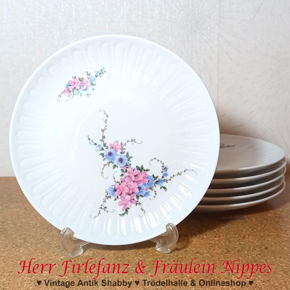 6 weiße Vintage Teller  Frühstücksteller mit Reliefdekor und pinken und blauen Blumen von Graf von Henneberg Porzellan Ilmenau DDR
