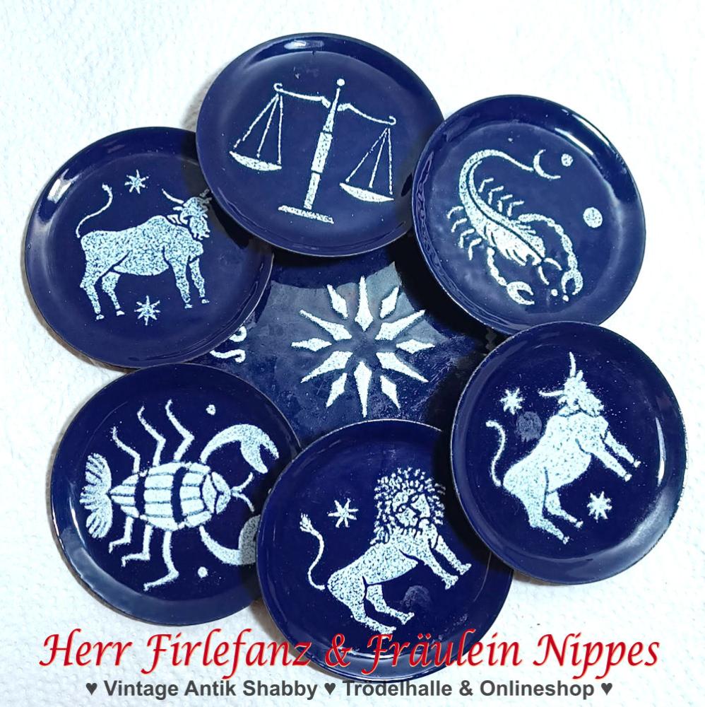 7tlg. Vintage Untersetzer Set aus emailliertem Eisen in dunkelblau mit weißen Sternzeichen für Gläser und Weinflasche aus den 50er  60er Jahren