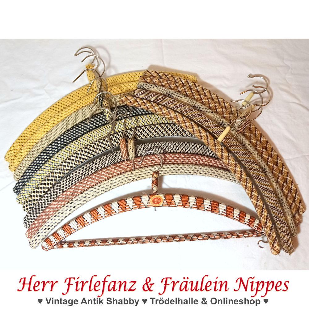 Alte Vintage Bügel  Kleiderbügel aus Holz mit Stoff bezogen aus DDR Zeiten in beige, braun, schwarz