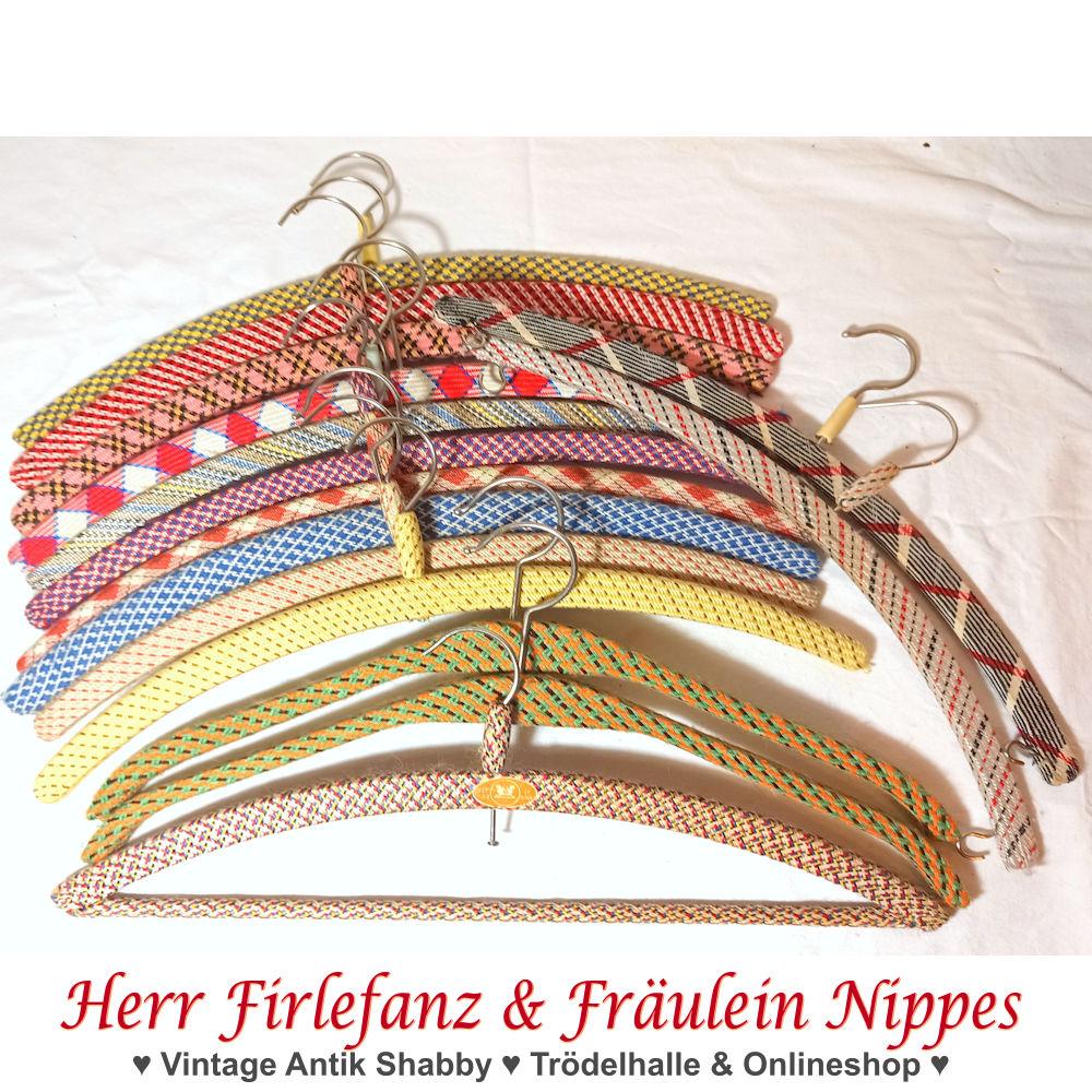 Alte Vintage Bügel  Kleiderbügel aus Holz mit Stoff bezogen aus DDR Zeiten in verschiedenen Farben und Mustern